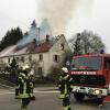Im Ichenhauser Stadtteil Hochwang ist am Freitagmorgen ein älteres Bauernhaus in Brand geraten. Wegen des Feuers und der Löscharbeiten musste die B 16 gesperrt werden.