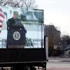 Der damalige US-Präsident Trump spricht zu seinen Anhängern: Auf einem Monitor in Washington wird eine Szene vom 6. Januar gezeigt.