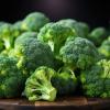 Brokkoli enthält viel Vitamin B5, was vorbeugend gegen graue Haare helfen soll. 	