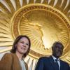 Bundesaußenministerin Annalena Baerbock steht neben Moussa Faki Mahamat, dem Vorsitzenden der Kommission der Afrikanischen Union.