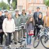 Bei der Eröffnung des Infostands vor dem Bahnhof in Dillingen (von links): Beamte der Bereitschaftspolizei, Sandra Hartner, Gabriele Nißl, Polizeihauptkommissar Gerhard Bißwanger, Polizeirat Johannes Prommer, Dietbert Zillober, Noemi Kechele, Robert Hungbaur, Anna Graf, 3. Bürgermeister Walter Fuchsluger und Polizeihauptmeister Robert Drechsler von der PI Dillingen. 