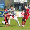 Michael Makowski (weiße Hose) erzielte im Derby gegen den SV Ottmaring das Tor des Tages für den TSV Friedberg, der letztlich mit 1:0 gewann.   