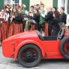 Die Kühbacher Blaskapelle und viele neugierige Zuschauer empfingen die Teilnehmer der Oxenweg-Rallye. 	