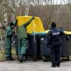 Sogar die Mülltonnen wurden während der Suchaktion in Hirblingen von der Polizei untersucht. Auf der Suche nach verwertbaren Spuren wertet die Sonderkommission nun Hinweise aus.