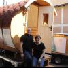 Christina und Julian Kalkschmidt haben in Corona-Zeiten eine neue Geschäftsidee gefunden: die mobile Sauna 