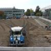 Die Freisportanlagen am Gymnasium in Wertingen werden erneuert beziehungsweise saniert. Unser Bild zeigt die Arbeiten am neuen Allwetterplatz, der im Vordergrund zu sehen ist. Im Bereich dahinter entsteht die neue Kugelstoßanlage. 