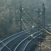 Die Region Günzburg will bei einem Ausbau der Bahnstrecke Ulm-Augsburg durch eine ungünstige Trassenführung nicht abgehängt werden. Mit dem Thema beschäftigte sich am Montag der Günzburger Kreistag. Im Archivbild sind Gleise nahe des Günzburger Bahnhofes zu sehen. 