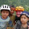 Erst im Oktober war Wolfgang Häusler in Nepal auf Mountainbike-Tour. Besonders die Kinder freuten sich über den Besuch der Truppe. 