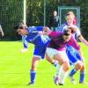 Die starken Bonstetterinnen (in Blau, von links) Susanne Fischer und Franziska Wölfle im Streit um den Ball mit Christina Berchtenbreiter (rotes Trikot, SV Achsheim), ganz rechts Mona Haslinger. Foto: Walter Fröhlich