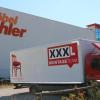 Die Lastwagen vom neuen Besitzer stehen schon bereit: Die XXXLutz-Unternehmensgruppe hat das ehemalige Gebäude von Möbel Mahler übernommen. 