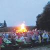 Hunderte von Gästen saßen bis zu später Stunde am Sonnwendfeuer, das jedes Jahr von der Freiwilligen Feuerwehr Welden entzündet wird. 