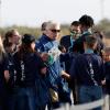 Richard Branson M, Gründer des US-amerikanischen Raumfahrtunternehmens Virgin Galactic, spricht mit Schulkindern auf dem Spaceport America, bevor er von dort aus an Bord des Raumflugzeugs «VSS Unity» ins All fliegen wird. 