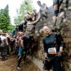 Teamwork ist alles - nur mit Hilfe der anderen kommen die Teilnehmer über die Hindernisse beim Tough Mudder. 