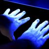 Das UV-Licht macht Verunreinigungen auf den Händen sichtbar, in diesem Fall Bakterien. In der Region gibt es Firmen, bei denen sich in diesen Tagen die Hygienevorschriften verschärfen. Hintergrund ist das Corona-Virus.  	