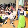 Bayerische Tänze wurden beim Maifest im Betreuten Wohnen gezeigt. Foto: löbh