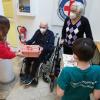 Das Jugendrotkreuz Nordschwaben hat sich etwas Besonderes ausgedacht, um Senioren in den Heimen über die schwierige Phase der weitgehenden Isolation hinweg zu helfen – die „Glücksboxen.