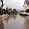 In Schwennenbach und Oberglauheim (Kreis Dillingen) kämpfen die Feuerwehren nach den schweren Regenfällen von Sonntagnacht mit Hochwasser und Überschwemmungen. 