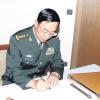 General Qinsheng Zhang trägt sich in das Gästebuch ein.  