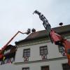 Am Freitagnachmittag kam das neue Storchennest auf das Rathaus in Gundelfingen.
