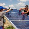 Bei der Montage eines Photovoltaikfelds hat sich ein Arbeitsunfall ereignet.