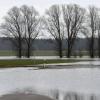 An der Wörnitz sind teilweise Straßen überflutet. 