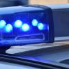 Nachdem ein Mann am Steuer seines Wagens bei Schabringen ohnmächtig geworden war, musste die Polizei eine Scheibe des Wagens einschlagen.  