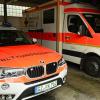 Die Notarztdienste in Günzburg können oft nicht besetzt werden. Das Einsatzfahrzeug (links) muss dann in der Garage bleiben, das Rote Kreuz aber trotzdem einen Mitarbeiter dafür vorhalten.