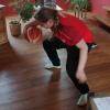 Ballübungen II: Achterkreisen des Basketballes durch die Beine. Magdalena Sredl zeigt, wie es daheim funktioniert.  	