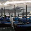 Die Stimmung im Hafen von Venedig ist getrübt: Bis zu 5000 Kreuzfahrtschiffe laufen jährlich dort ein. Gondolieri und Anwohner wollen sich das nicht länger gefallen lassen. 