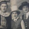 Fasching anno dazumal:  Fotograf Anton Weihmayr (Selbstbildnis, unten links) hielt auch die frivolen Kostüme der Zusmarshauser in den 1920er-Jahren fest. 