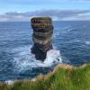 Die raue Atlantikküste im Nordwesten von Irland ist spektakulär. Wie eine Nadelspitze ragt der Fels "Dún Briste" nahe dem Dorf Ballycastle aus dem Meer.