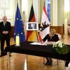 Franziska Giffey trägt sich im Roten Rathaus in das Kondolenzbuch zum Tod von Wolfgang Schäuble ein.