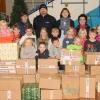 Haben Weihnachtspäckchen für Rumänien geschnürt: Die Grundschüler aus Rennertshofen, im Bild zusammen mit Andrea Baumgärtner, Gerold Schupp von den Maltesern Augsburg, Schulleiterin Marianne Stößl und Lehrerin Hildegard Altenbuchner (hinten v.li.).  	