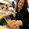 Michaela Kaniber (CSU), bayerische Landwirtschaftsministerin, zapft auf der Internationalen Grünen Woche frisches Bier.