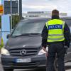 Ein Bundespolizist kontrolliert den Einreiseverkehr an einem deutsch-polnischen Grenzübergang.