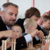 Beim Familientag der Oettinger Firma Hänchen waren beim gemeinsamen Basteln natürlich auch Papa und Mama gefragt.  

