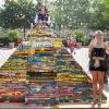 Manuela Stone, der Spitzenmanagerin des Freizeitparks, blieb es vorbehalten, der weltgrößten Lego-Pyramide die Spitze aufzusetzen. 	
