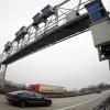Maut-Brücke für LKW auf einer Autobahn in der Region Hannover. dpa