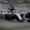 Der Brite Lewis Hamilton ist mit seinem Wagen im Regen auf der nassen Strecke unterwegs.
