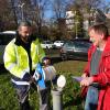 Die Geologen Marco Kerl (links) und Timo Spörlein messen den Grundwasserstand hinter der City-Galerie. Diese Woche läuft eine große Messkampagne in Augsburg und im Lechtal.