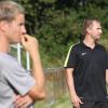 Nachdenkliche Trainer: Johannes Schlumberger (SC Biberbach/vorne) und Christian Ullmann (SV Stettenhofen) sahen gar manchen Leerlauf bei ihren Teams.   