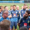 Schwedens Trainer Janne Andersson spricht vor dem Training über seinen Spieler Jimmy Durmaz. Der 29-Jährige war nach dem 1:2 gegen Deutschland rassistisch beleidigt worden.