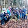 Erwachsene und Kinder aus Binswangen freuen sich über den Waldwichtelweg.  Rechts Organisatorin Maria Rupprecht. 