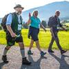 In Trauchgau passieren die Teilnehmer des Löwenmarsches eine malerische Bergkulisse.