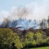 Rauch steht über einem Waldstück bei Gummersbach.