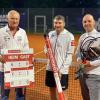 Gerhard Biber, Leiter der DVAG- und Generali-Vertretung, überreicht den Verantwortlichen der Tennisabteilung des TSV Zusmarshausen, Tobias Gsell (rechts) und Ewald Wurm (links), das Equipment für die Aktion „Deutschland spielt Tennis“. 	