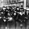 Heute selbstverständlich, 1918 eine Sensation - Frauen, die zum Wählen gehen.