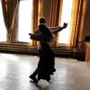 Elena und ihr Mann Oleksii in seiner Tanzschule. „Ich kann gar nicht in Worten beschreiben, wie mir der Tanz in dieser Zeit hilft", sagt sie.