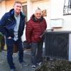 Wolfgang Hack hat sich eine Wärmepumpe in sein Haus einbauen lassen. Umgesetzt wurde das Projekt von Heizungsbauer Konstantin Hörmann (links).  
