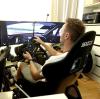René Rast sitzt in seinem Simulator zu Hause in Bregenz. Hier kann der Audi-Pilot zumindest virtuell Rennen fahren. 